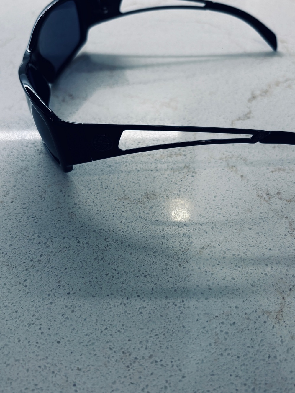 Black Gucci Oversized Rectangle Sunglasses with Cutout GG Temples - Picture 2 of 4